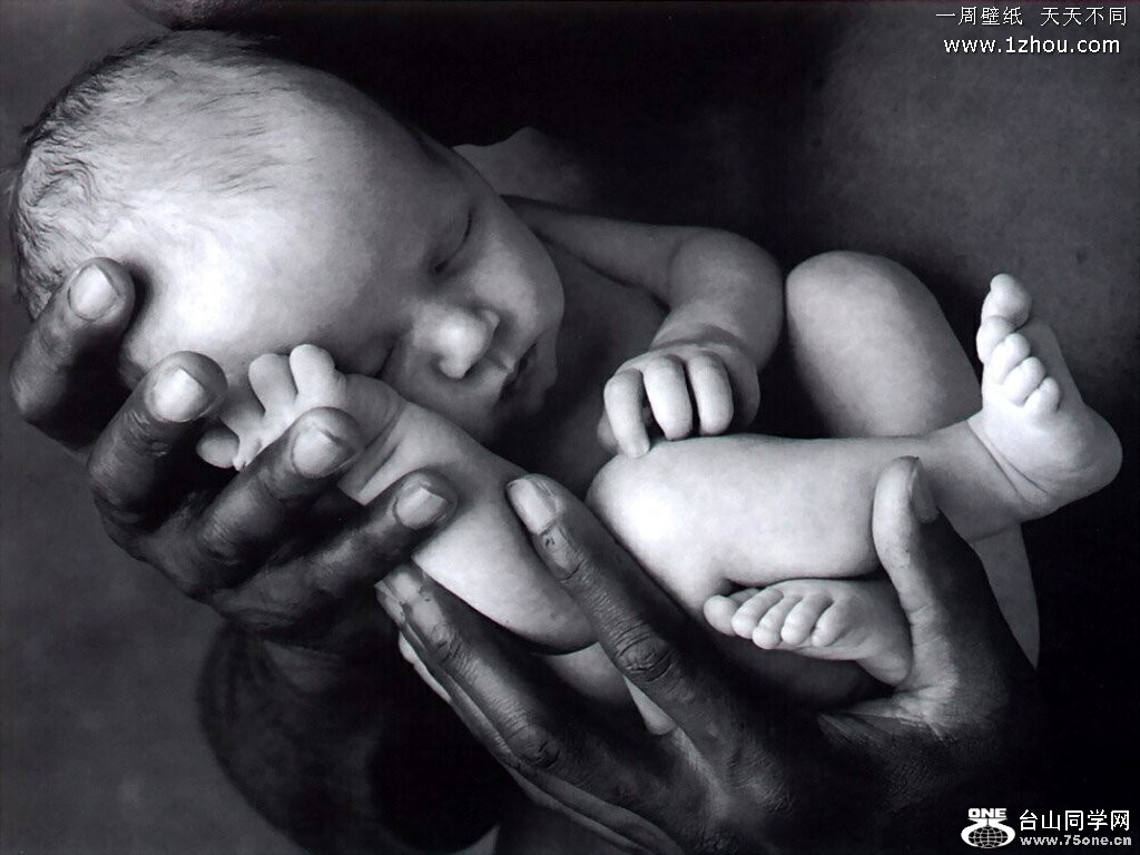 black-and-white-photograph-of-a-sleeping-newborn-baby_1024x768_18146[1].jpg