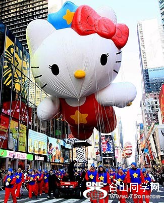 hello-kitty-balloon-macys-thanksgiving-parade.jpg